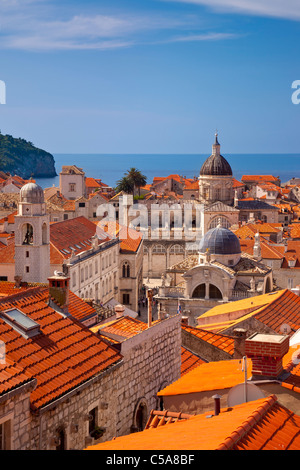 Orangefarbene Dächer und Kirche Kuppeln der alten Stadt Dubrovnik Dalmatien Kroatien Stockfoto