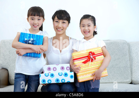 Porträt von Mutter und Tochter halten Geschenkboxen Stockfoto
