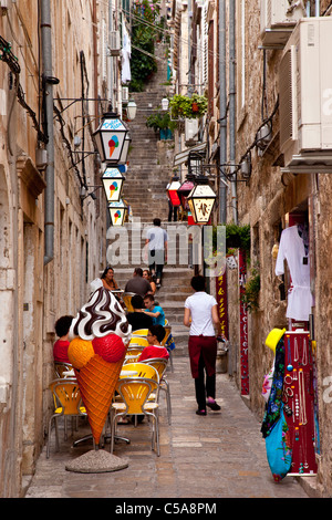 Zeigen Sie auf einer Marmor gepflasterten Seitenstraße in der Altstadt Dubrovnik Dalmatien Kroatien an Stockfoto