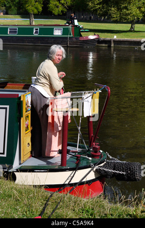 Frau auf Hausboot Außerbetriebnahme waschen, Abingdon-on-Thames, Oxfordshire, England Stockfoto