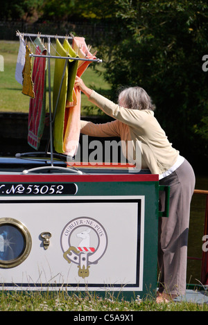 Frau auf Hausboot Außerbetriebnahme der Wäsche 2, Abingdon-on-Thames Stockfoto