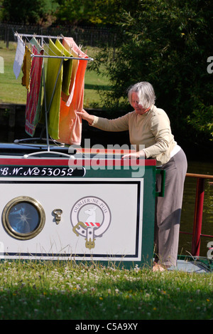 Frau auf Hausboot Außerbetriebnahme der Wäsche 3, Abingdon-on-Thames Stockfoto