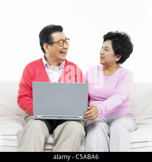 Älteres Paar mit Laptop, auf sofa Stockfoto