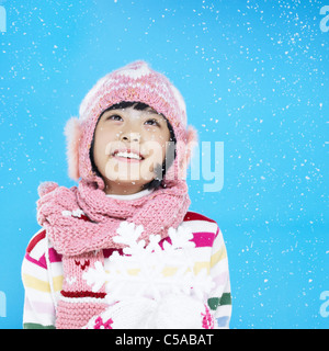 Jungen tragen stricken Hut, nachschlagen Stockfoto