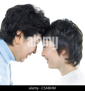 Profil von Großmutter und Enkel lächelnd Stockfoto