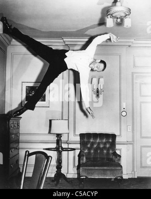 FRED ASTAIRE (1889-1987) US film und Broadway-Tänzerin und Sängerin im "Du bist die Welt für mich aus dem 1951 Film Royal Wedding Stockfoto