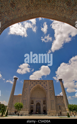 Ulughbek Medressa fotografiert von Sher Dor Madrassa, Registan, Samarkand, Usbekistan Stockfoto