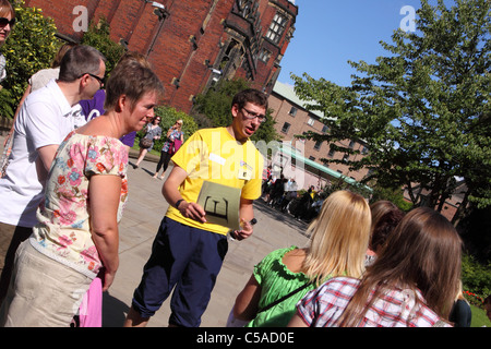 Newcastle University öffnen Day Student in gelb zeigt Eltern rund um den campus Stockfoto