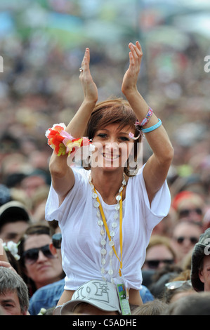 Ein Fan von Jessie J genießt ihre Leistung auf der anderen Bühne beim Glastonbury Festival 2011 Stockfoto