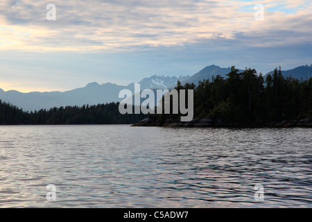 Schichten von Inseln in den geschützten Gewässern der Barkley sound an einem Sommertag Stockfoto