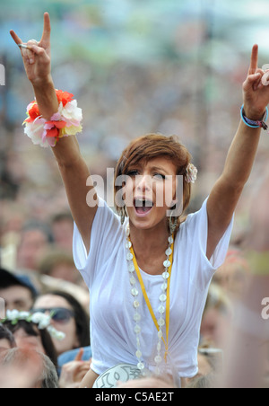 Ein Fan von Jessie J genießt ihre Leistung auf der anderen Bühne beim Glastonbury Festival 2011 Stockfoto