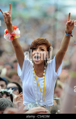 Ein Fan von Jessie J genießt ihre Leistung auf der anderen Bühne beim Glastonbury Festival 2011 Stockfoto