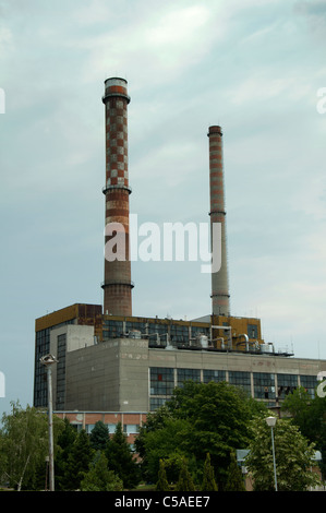 Zwei Industrieschornsteine. Vertikales Bild Stockfoto