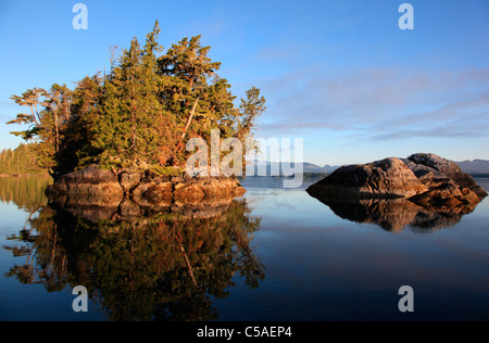 Zwei Inseln in der gebrochenen Insel Gruppe Barkley sound Vancouver island BC bei Sonnenaufgang auf einem ruhigen Julimorgen Stockfoto