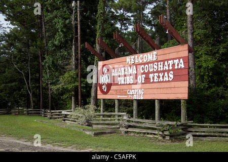 Melden Sie sich bei Einfahrt in Alabama-Coushatta Indianer-Reservat im Osten von Texas. Die Stämme siedelten ursprünglich in Texas in den 1780er Jahren Stockfoto