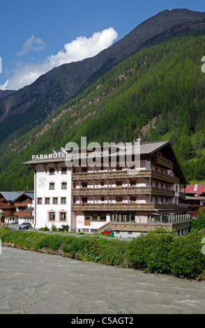 Parkhotel in Sölden, Österreich, an einem hellen Sommertag. Der Fluss Ötztaler Ache im Vordergrund. Stockfoto