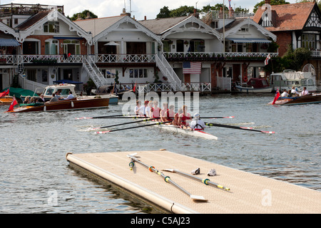 Henley Royal Regatta, Henley, Oxfordshire, England, UK. Rudern acht im Wasser. Stockfoto