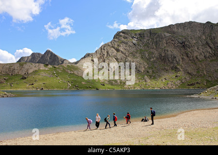 Kinder am See Llyn Llydaw in Snowdonia National Park Wales UK Stockfoto