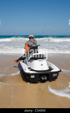 Rettungsschwimmer auf Jet-Ski im Windsurfen/Kitesurfen Centre am Sotavento Strand, Jandia, Fuerteventura, Kanarische Inseln Stockfoto