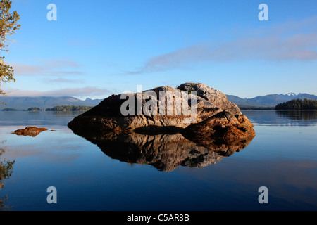 kleine Insel bei Ebbe reflektiert in den ruhigen Gewässern der gebrochenen Inselgruppe BC Kanada Stockfoto