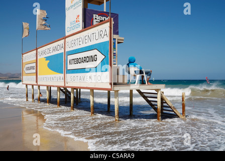 Aussichtsplattform vor Windsurfen und Kitesurfen am Strand von Sotavento, Jandia, Fuerteventura, Kanarische Inseln Stockfoto