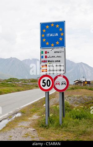 Grenze zwischen Italien und Frankreich am Piccolo San Bernardo Pass (2188m). Eingabe von Italien Stockfoto