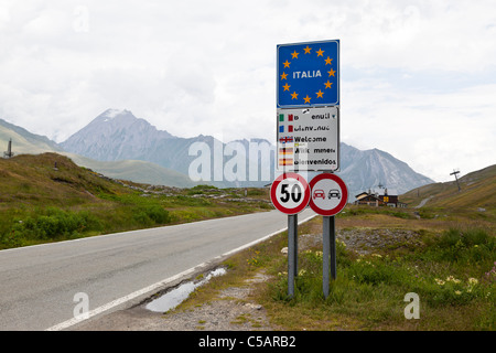 Grenze zwischen Italien und Frankreich am Piccolo San Bernardo Pass (2188m). Eingabe von Italien Stockfoto