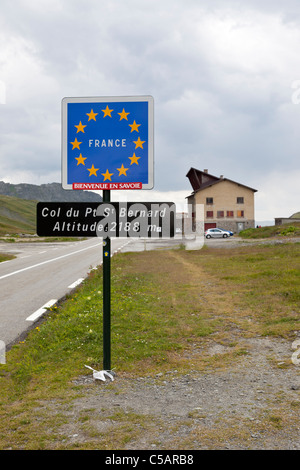 Grenze zwischen Italien und Frankreich am Piccolo San Bernardo Pass (2188m). Einreise nach Frankreich Stockfoto