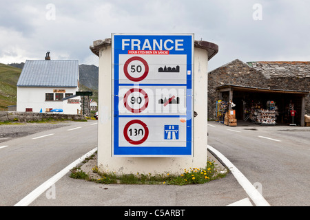 Regelungen an der Grenze zwischen Italien und Frankreich auf der Piccolo San Bernardo Pass (2188m) fahren. Einreise nach Frankreich Stockfoto