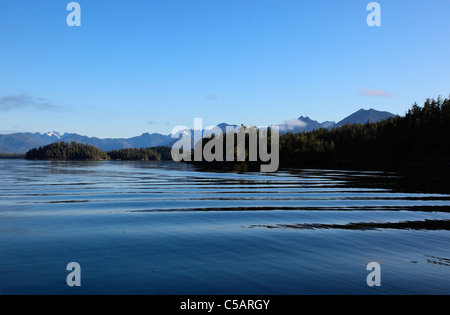 Ruhigen Gewässern des Barkley Sound in der gebrochenen Inselgruppe an einem Sommerabend. Insel-Gruppe Stockfoto