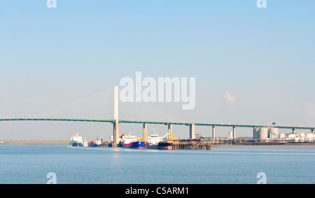 Öl- und Gastanker angedockt von Dartford Bridge Stockfoto