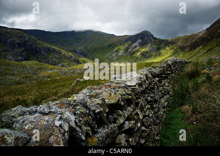 Gewitterwolken über Welsh Berge sammeln Stockfoto