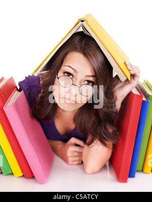 Mädchen in Gläsern mit Haufen Buch. Stockfoto