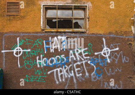 Sektiererische Graffiti an der Wand in Belfast "Hauben sind Ziele" ("Hauben" sind jungen katholischen jungen/Jugendliche aus armen Gebieten) Stockfoto