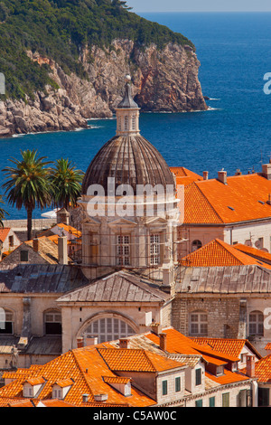 Orangefarbene Dächer und Kuppel der Kathedrale von Dubrovnik, Dubrovnik Dalmatien Kroatien Stockfoto