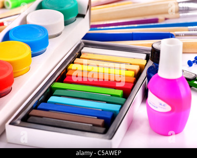 Büromöbel und Bürobedarf Schule. Schreibutensilien. Stockfoto