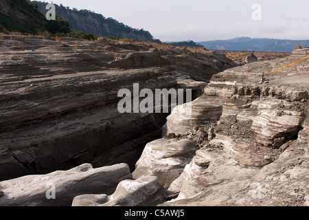 Zhuolan Schlucht, Da'an River, Scenic River Canyon, gestreift Schichten, freiliegende Felsen gebildet durch Erdbeben ereignete sich am 21. September 1999, 921 aka Jiji Erdbeben Stockfoto