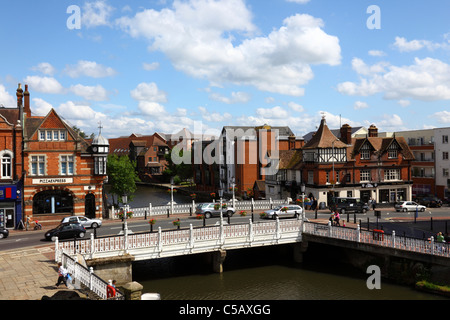 Brücke mit High Street über Fluss Medway, Castle Inn auf der rechten Seite, Tonbridge, Kent, England Stockfoto