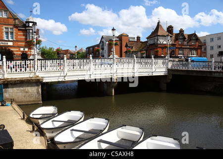 Brücke mit High Street über Fluss Medway, Castle Inn auf der rechten Seite, Tonbridge, Kent, England Stockfoto