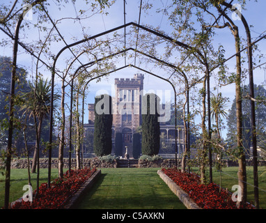 Larnach Castle durch die Grande Arche, Otago Peninsula, Dunedin, Region Otago, Südinsel, Neuseeland Stockfoto