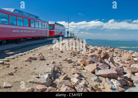 Oberseite des Pikes Peak, Eisenbahn, USA, Colorado, Manitou Springs, Pikes Peak Cog Railway, historischen Zug auf einem Berg. Stockfoto