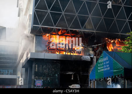 Zentrale Einkaufszentrum der Welt in Flammen, nachdem Thai Militär Rothemden Besetzung Geschäftszentrum von Bangkok niedergeschlagen. Stockfoto