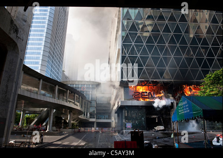 Zentrale Einkaufszentrum der Welt in Flammen, nachdem Thai Militär Rothemden Besetzung Geschäftszentrum von Bangkok niedergeschlagen. Stockfoto