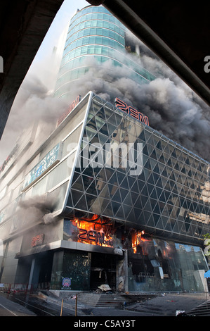 Zentrale Einkaufszentrum der Welt in Flammen, nachdem Thai Militär Rothemden Besetzung Geschäftszentrum von Bangkok niedergeschlagen. Stockfoto