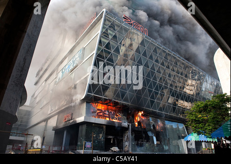 Zentrale Einkaufszentrum der Welt in Flammen, nachdem Thai Militär Rothemden Besetzung Geschäftszentrum von Bangkok niedergeschlagen. Stockfoto