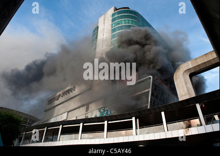 Zentrale Einkaufszentrum der Welt in Flammen, nachdem Thai Militär Rothemden Besetzung Geschäftszentrum von Bangkok niedergeschlagen. Stockfoto