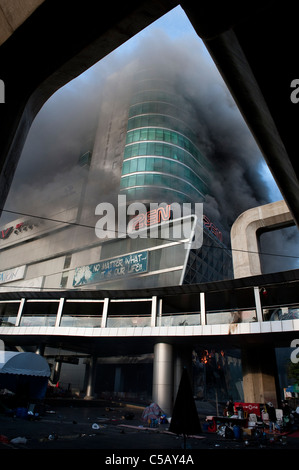 Zentrale Einkaufszentrum der Welt in Flammen, nachdem Thai Militär Rothemden Besetzung Geschäftszentrum von Bangkok niedergeschlagen. Stockfoto