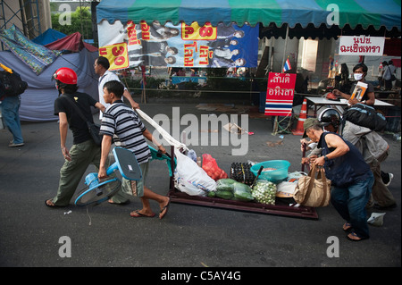 Spaziergang durch das ehemalige Red Zone, nachdem das thailändische Militär nahm es schließlich zurück. Plünderungen begonnen. Stockfoto