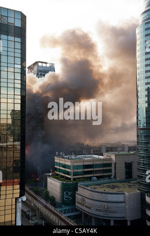 Zentrale Einkaufszentrum der Welt in Flammen, nachdem Thai Militär Rothemden Besetzung Geschäftszentrum von Bangkok niedergeschlagen. Stockfoto