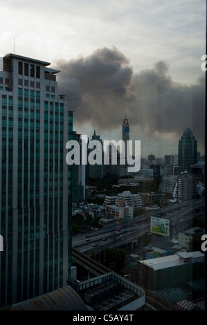 Zentrale Einkaufszentrum der Welt in Flammen, nachdem Thai Militär Rothemden Besetzung Geschäftszentrum von Bangkok niedergeschlagen. Stockfoto